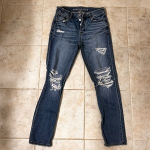 low rise tomgirl jeans. fall below belly button. ripped jeans.